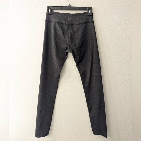 Beyond Yoga Textured Mid Rise Leggings - Picture 10 of 10